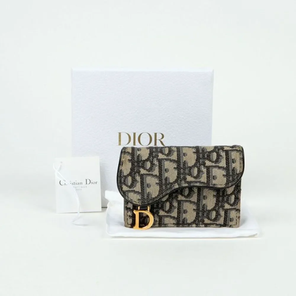 Oblique Saddle Flap Cardholder